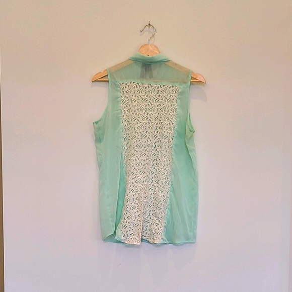 2/$20 Fun and flirt blouse - Picture 2 of 5